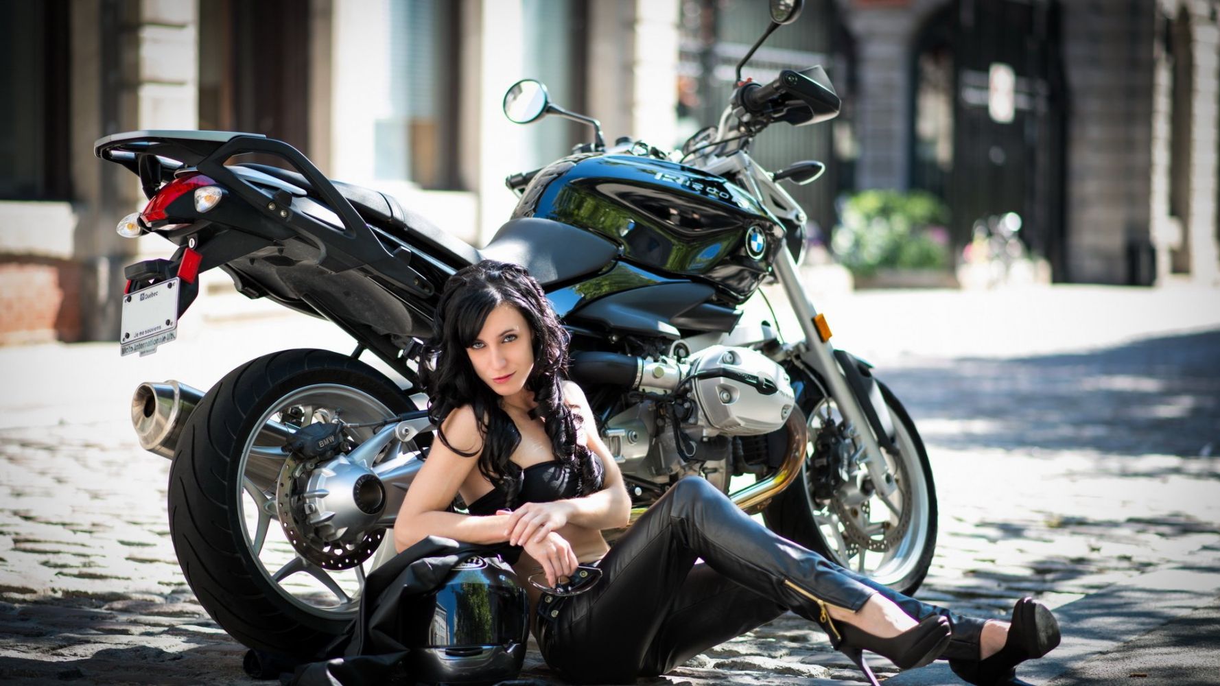 European women on bikes in Naucalpan de Juarez