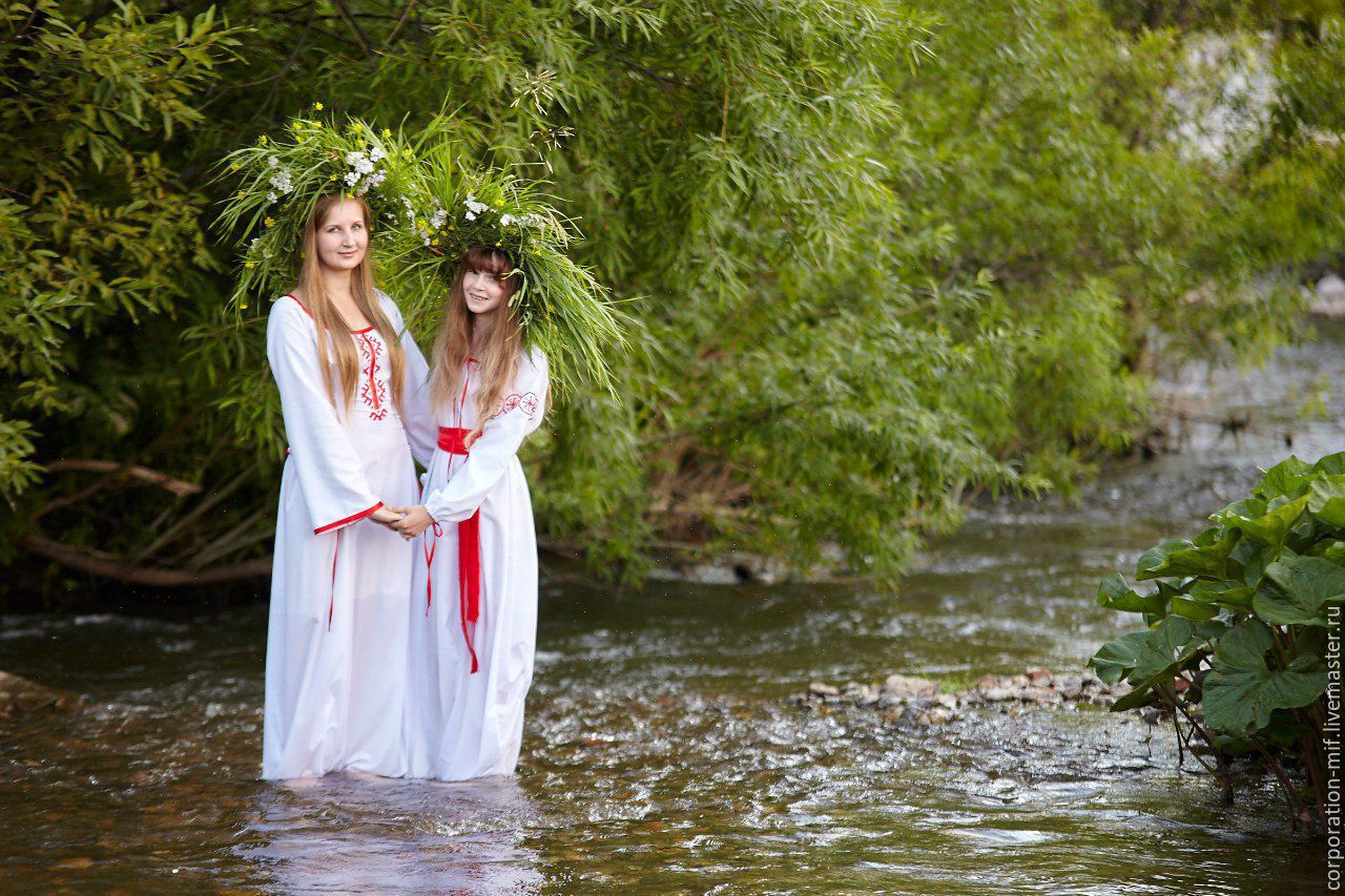 Women in Slavic costumes in Naucalpan de Juarez